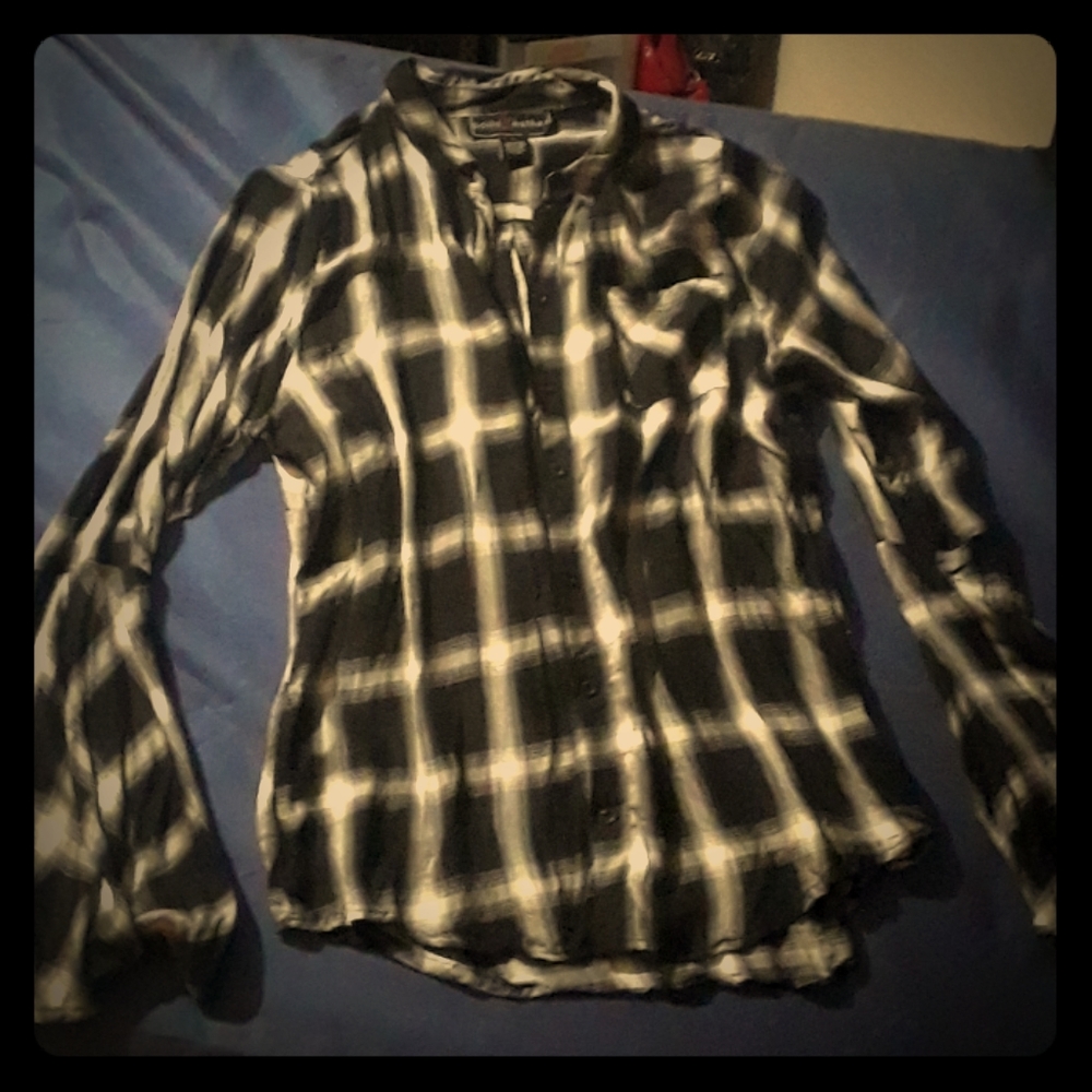 Shirt with flare arms